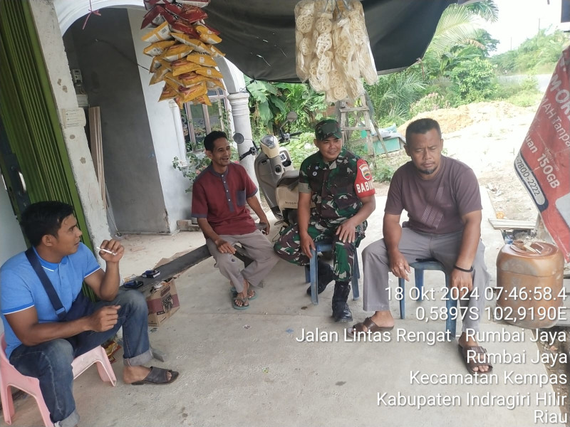 Jelang Pilkada, Babinsa Koramil 03/Tpl Monitor Wilayah Sekaligus Komsos dengan Mitra Karib