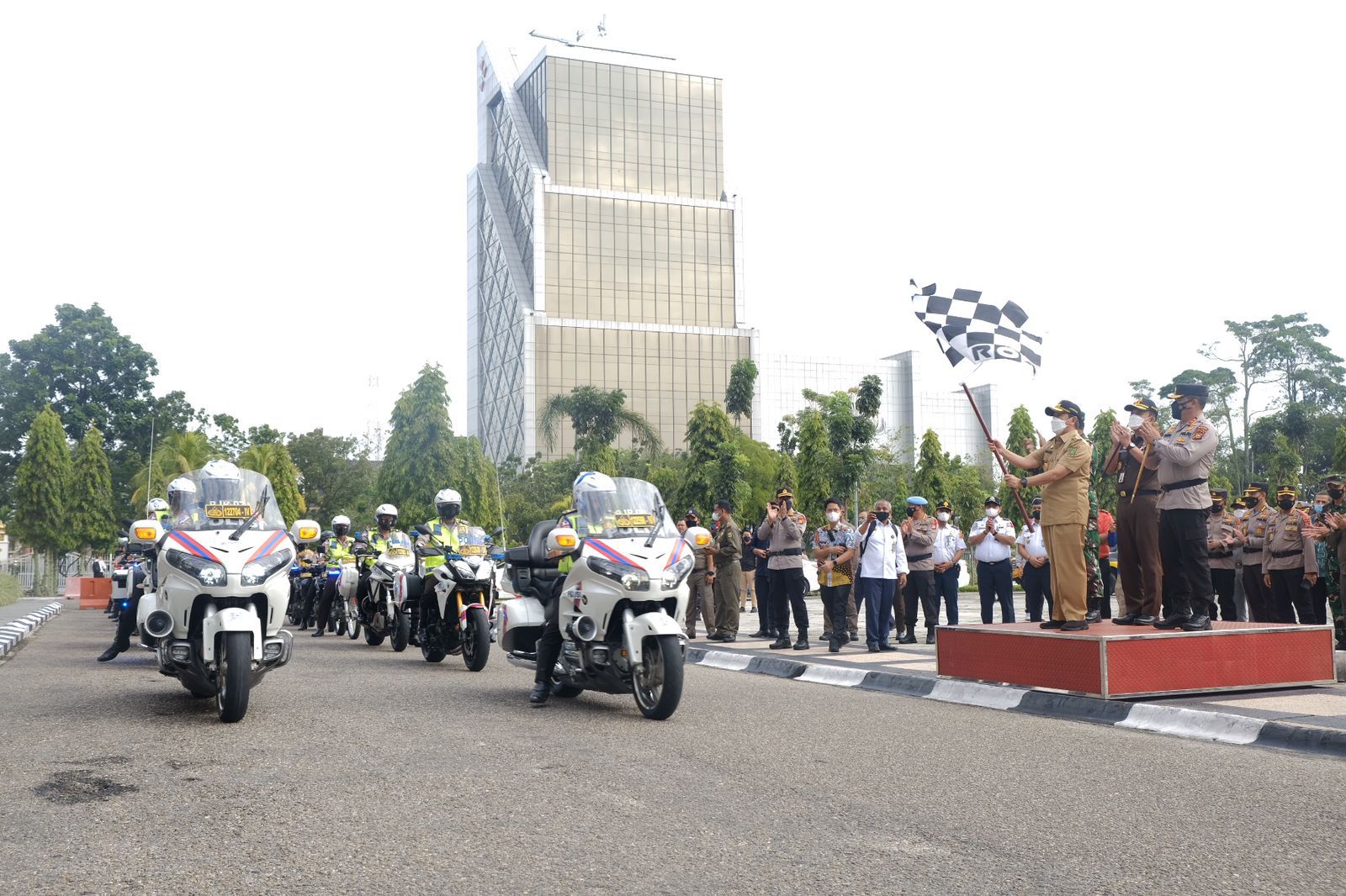Apel Gelar Pasukan Ops Lilin 2021, Kapolda Riau : Pengamanan Nataru dan Pengendalian Covid-19