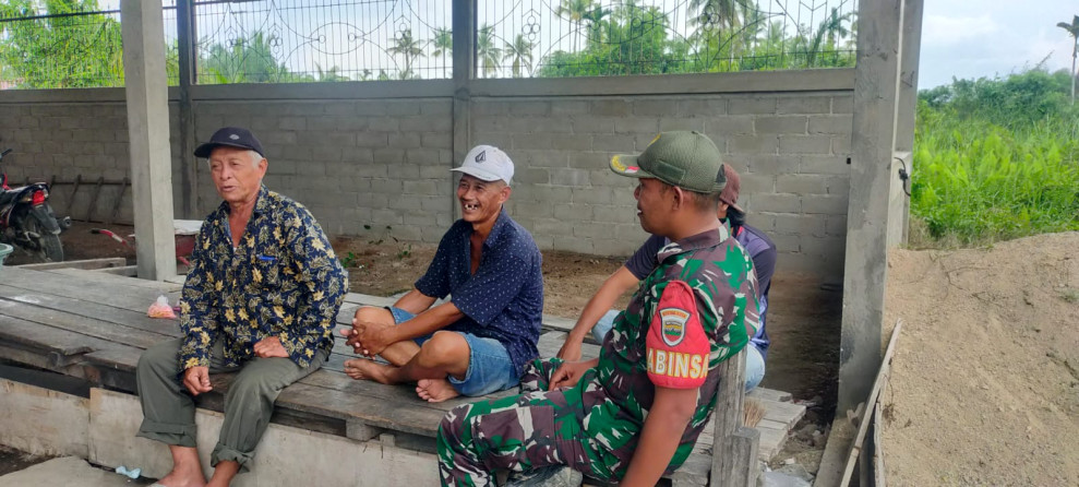 Dengan Komsos, Babinsa Koramil 09/Kmg Terus Menjalin Hubungan Yang Erat Antar Sesama