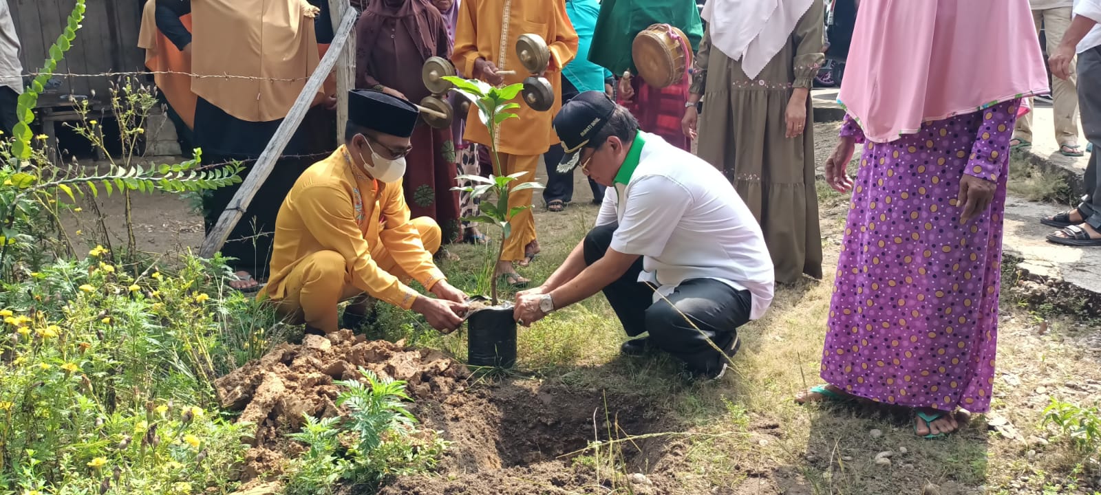 Silaturrahmi ke Desa Rawang Binjai, Ketua DPD HKTI Riau Serahkan Bibit Mangga dan Kelapa
