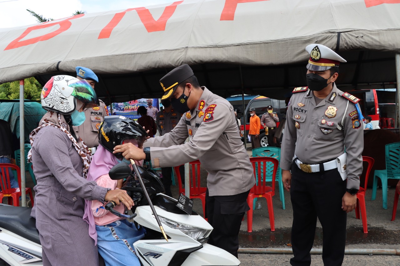Kapolres Inhu Bagi-bagi Helm, Masker dan Vaksinisasi di Pos Tugu Lima Kapolres Inhu Bagi-bagi Helm, Masker dan Vaksinisasi di Pos Tugu Lima