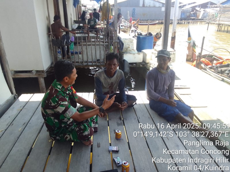 Komsos Babinsa Koramil 04/Kuindra Upaya Meningkatkan Kesadaran Masyarakat Sangat Penting dalam Menjaga Keamanan