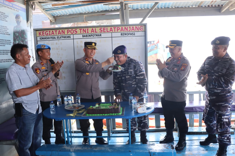 Polres Meranti Berikan Kejutan Dirgahayu TNI ke-78 ke Koramil Tebingtinggi dan Posal Selatpanjang