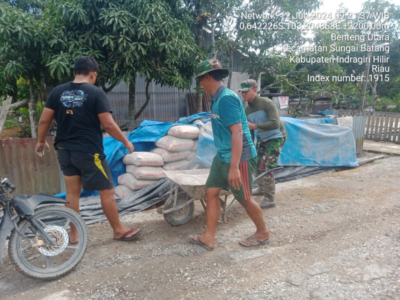 Dengan Komsos, Babinsa Serda Johansah Bangun Jalan Yang Rusak di Binaan