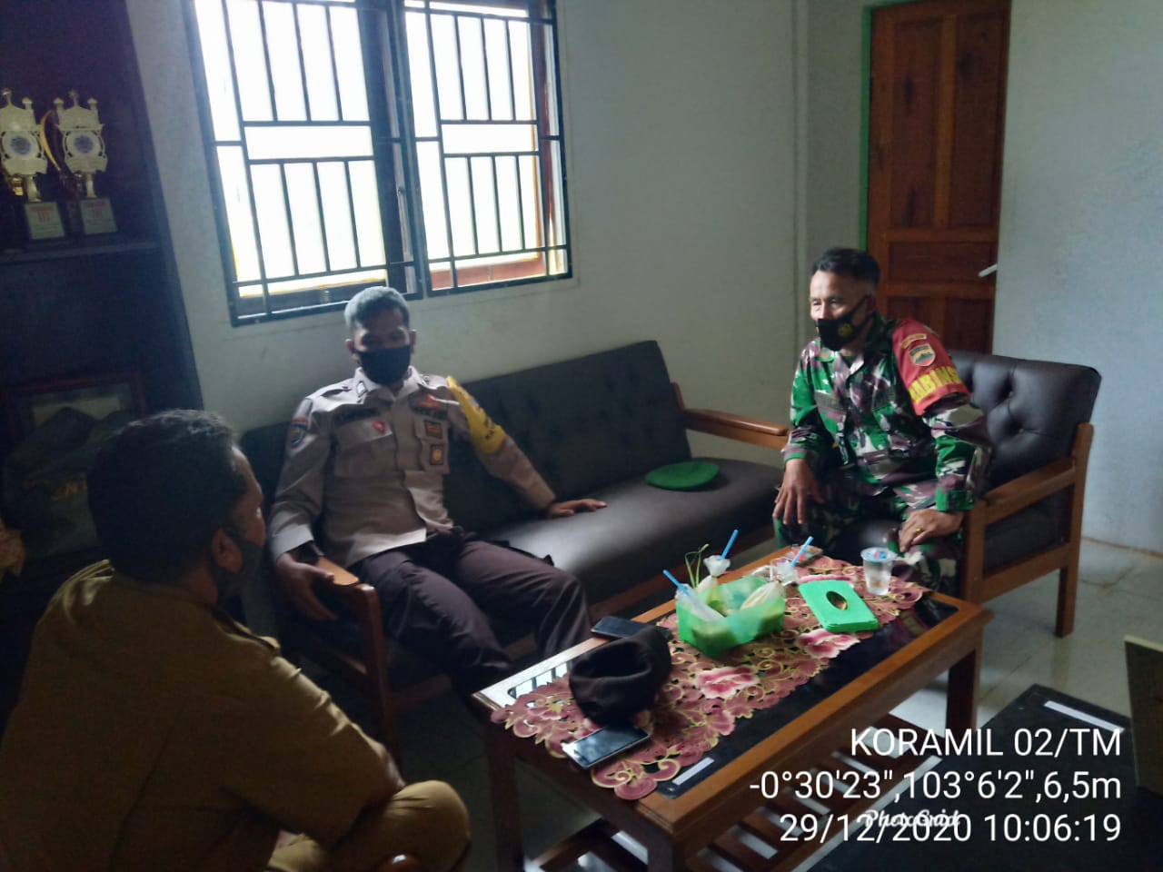 Personil Babinsa Koramil 02/Tanah Merah Komsos dengan Aparat Desa Jaya Bhakti
