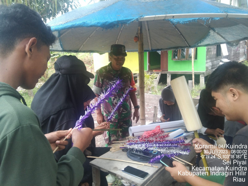 Bersama Pelajar, Babinsa Koramil 04/Kuindra Sampaikan Agar Cerminkan Kepribadian Bangsa Indonesia