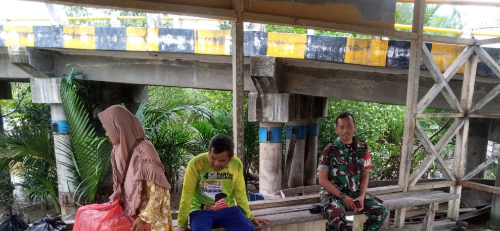 Babinsa Serda M. Tahir Jalin Hubungan yang Harmonis Dengan Warga