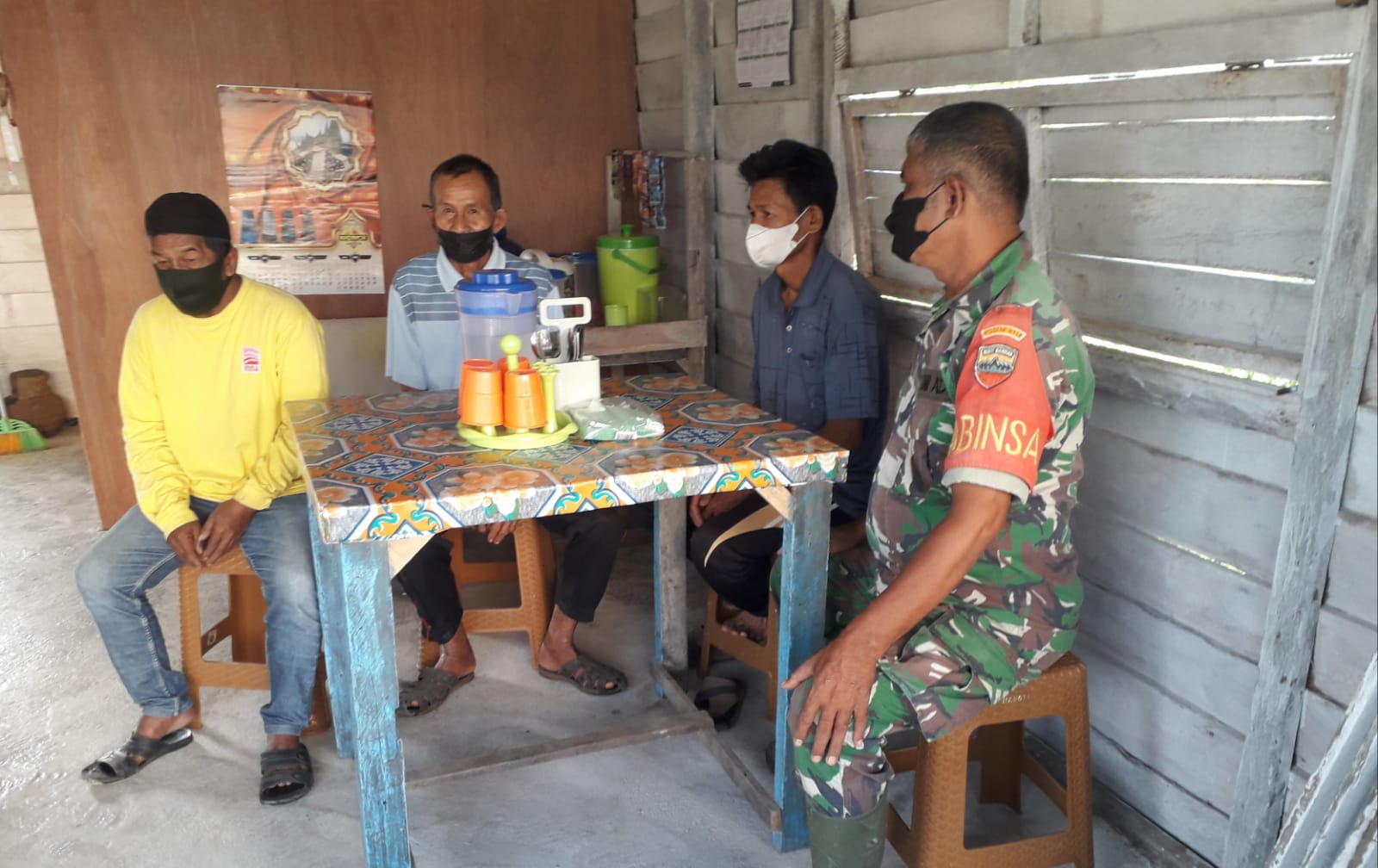 Komsos, Babinsa Koramil 04/Kuindra Ajak Masyarakat untuk Melakukan Vaksinasi