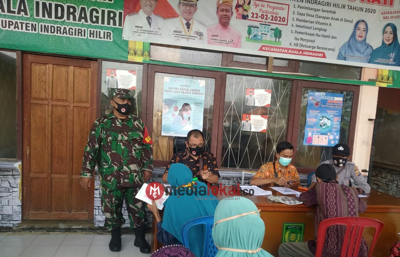 Dikawal Babinsa, Peyaluran BST Desa Perigi Raja dan Tanjung Melayu Berjalan Aman dan Lancar