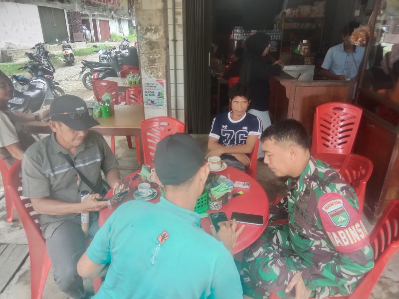 Babinsa Koramil 07/Reten Lakukan Pengawasan SDM bersama Warga Binaan di Desa Sanglar