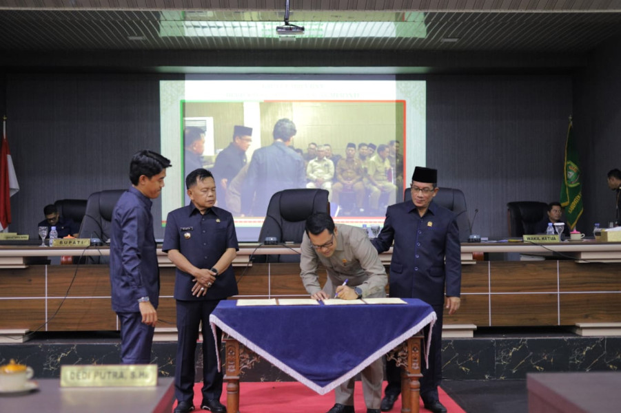 Gelar Paripurna, DPRD dan Plt Bupati Meranti Teken Nota Kesepakatan KUA PPAS 2024
