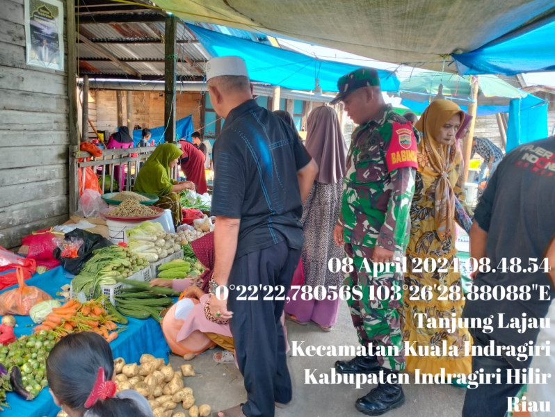 Babinsa Koramil 04/Kuindra Tingkatkan Hanpangan Stok di Pasar Tradisional Bersama Pedagang