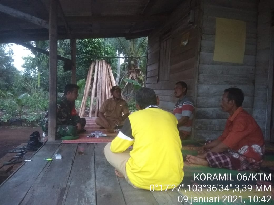 Babinsa Sumber Makmur Jaya Sosialisasikan Terkait Penerimaan Calon TNI AD kepada Warga