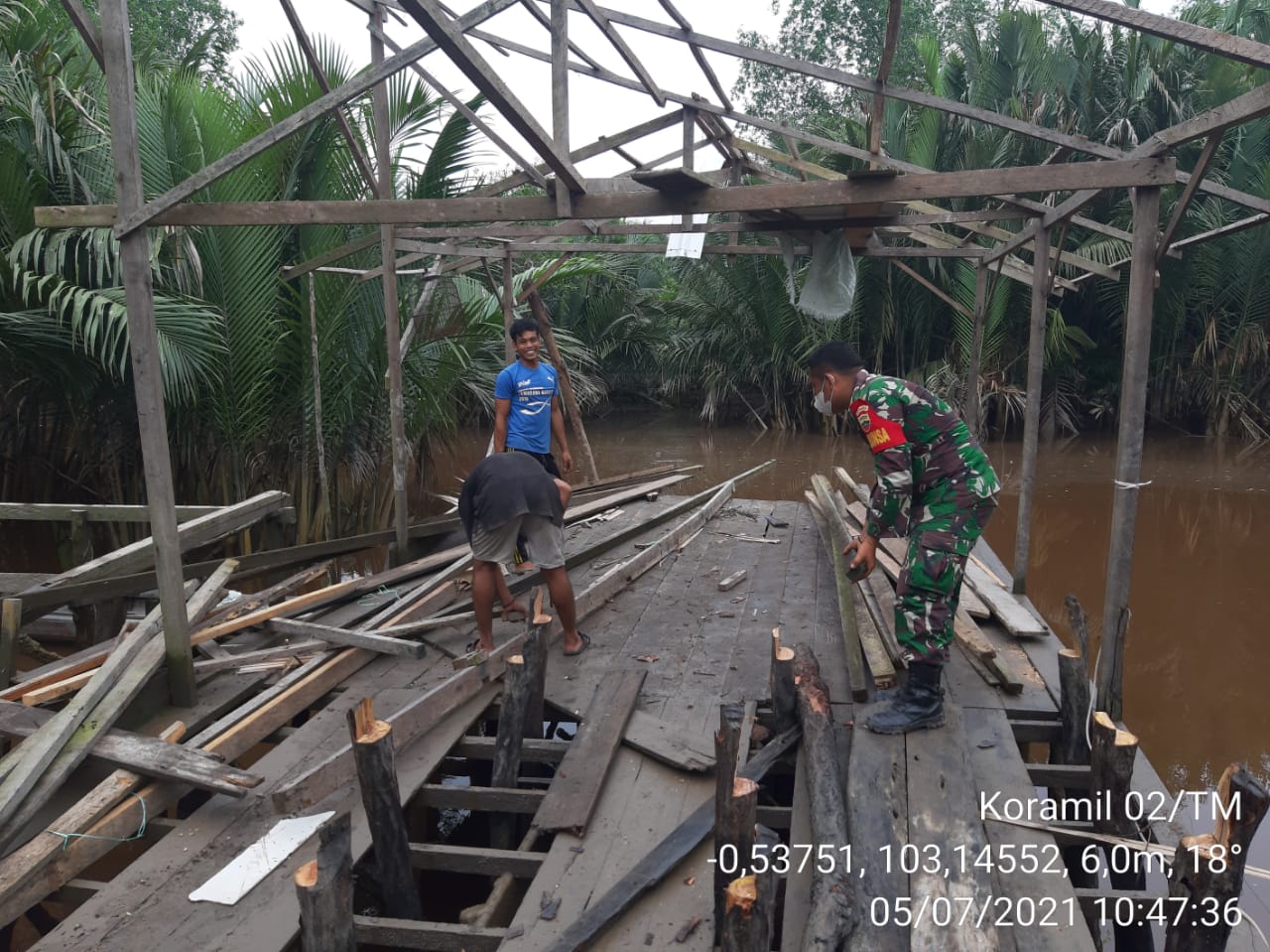 Serda Marhalim Pasaribu Goro Perbaiki Rumah Warga