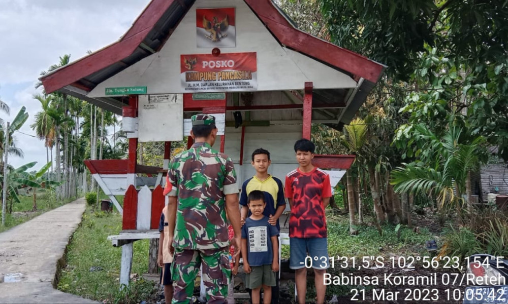 Babinsa Koramil 07/Reteh Sertu Yadi Yanto Komsos Dengan Pelajar