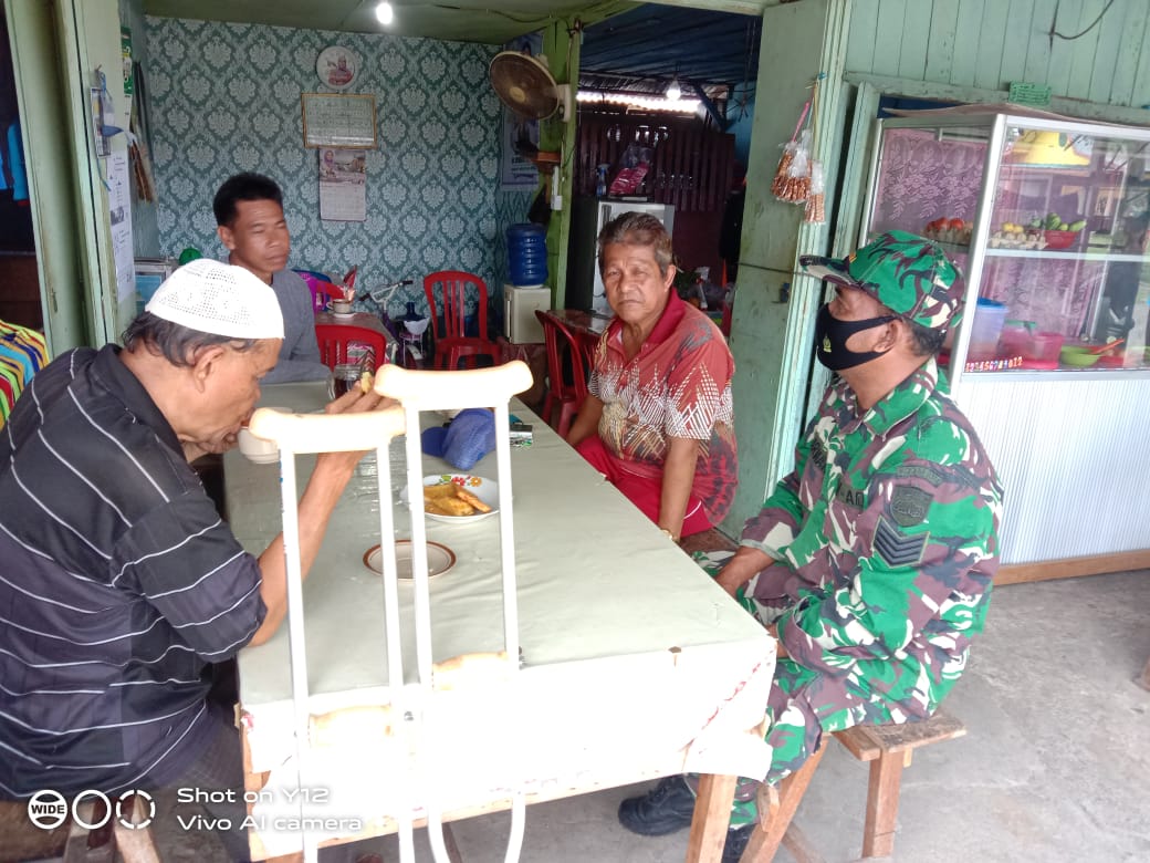 Babinsa 03/Tempuling Patroli Wilayah Sekaligus Laksanakan Komsos