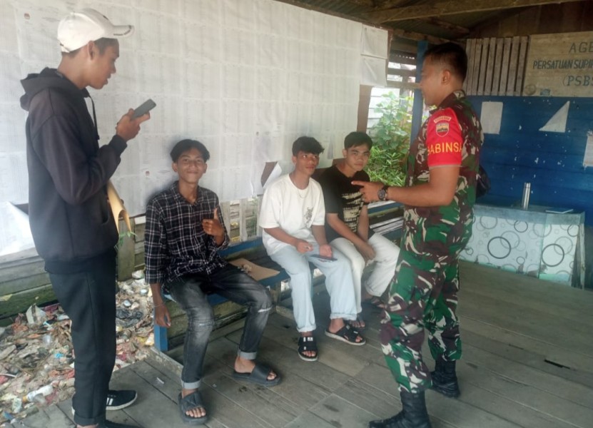 Meningkatkan Kesadaran Masyarakat, Babinsa Koramil 04/Kuindra Beraksi Melalui Komsos