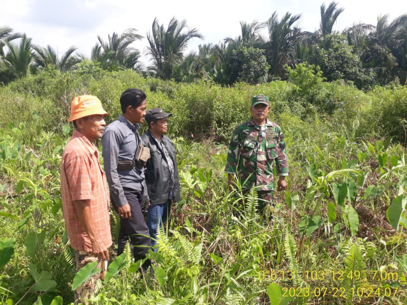 Tingkatkan Pengawasan Karlahut, Babinsa Koramil 05/Gas Serma Sasmito Laksanakan Patroli Gabungan