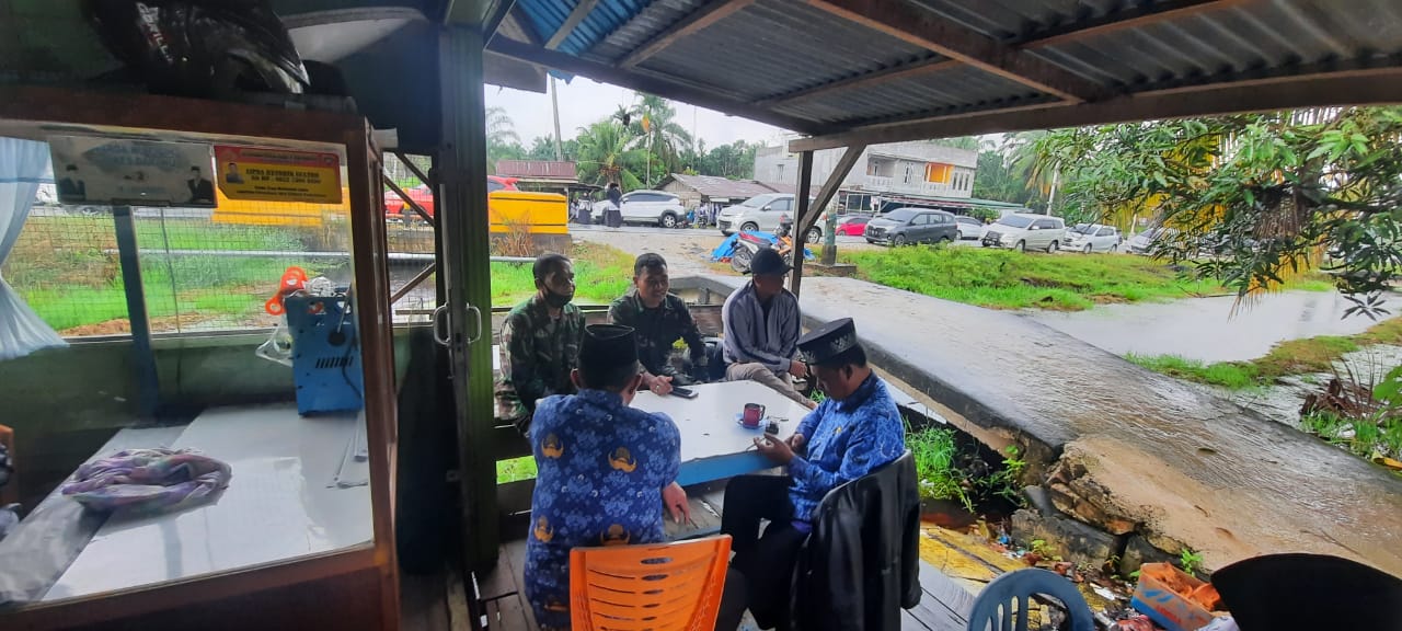 Babinsa Koramil 03/Tempuling Manfaatkan Komsos Dengan Guru Sambil Ngopi