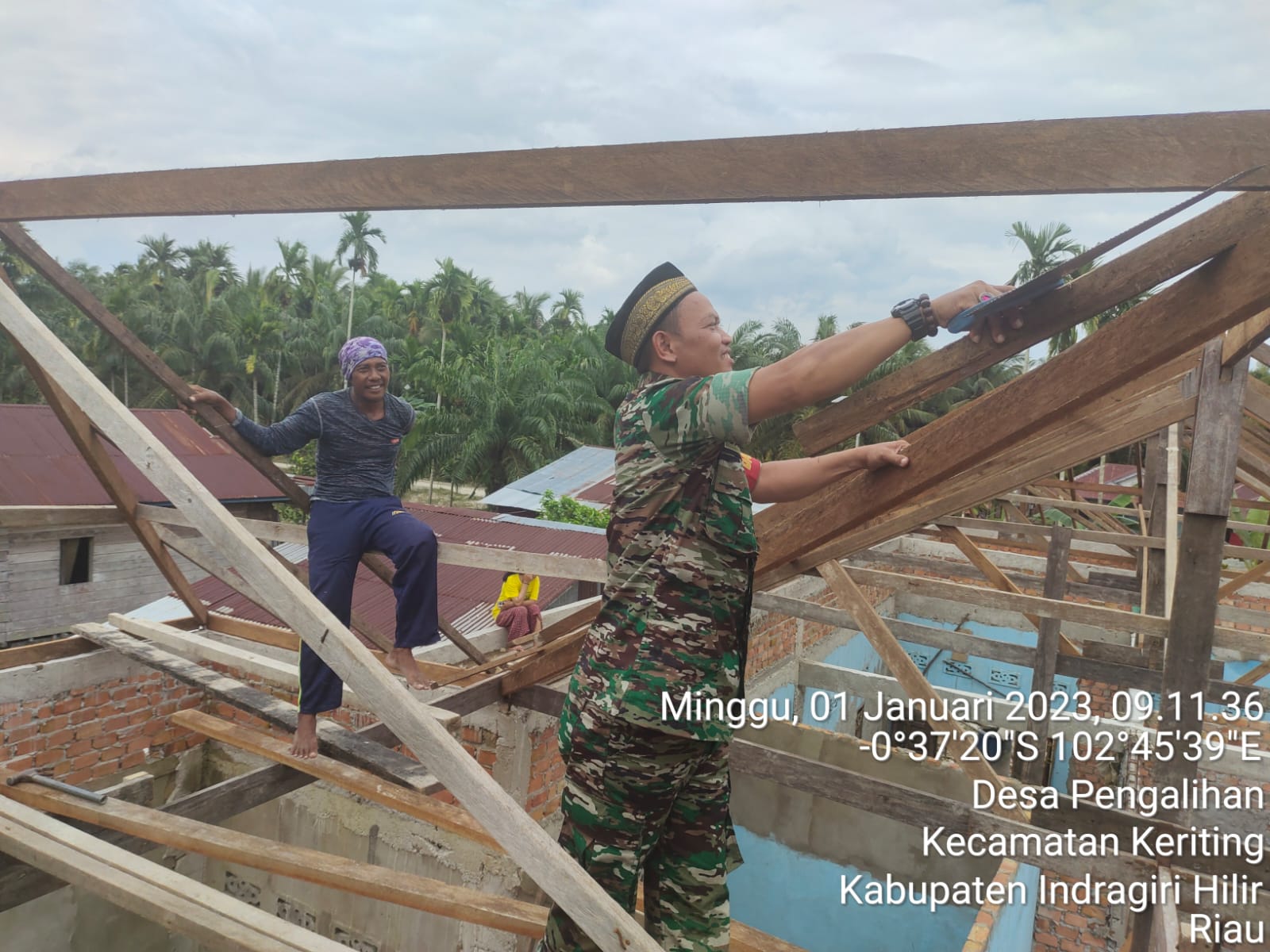 Pelaksanaan Goro di Salah Satu Rumah Warga Oleh Babinsa Koramil 09/Kemuning