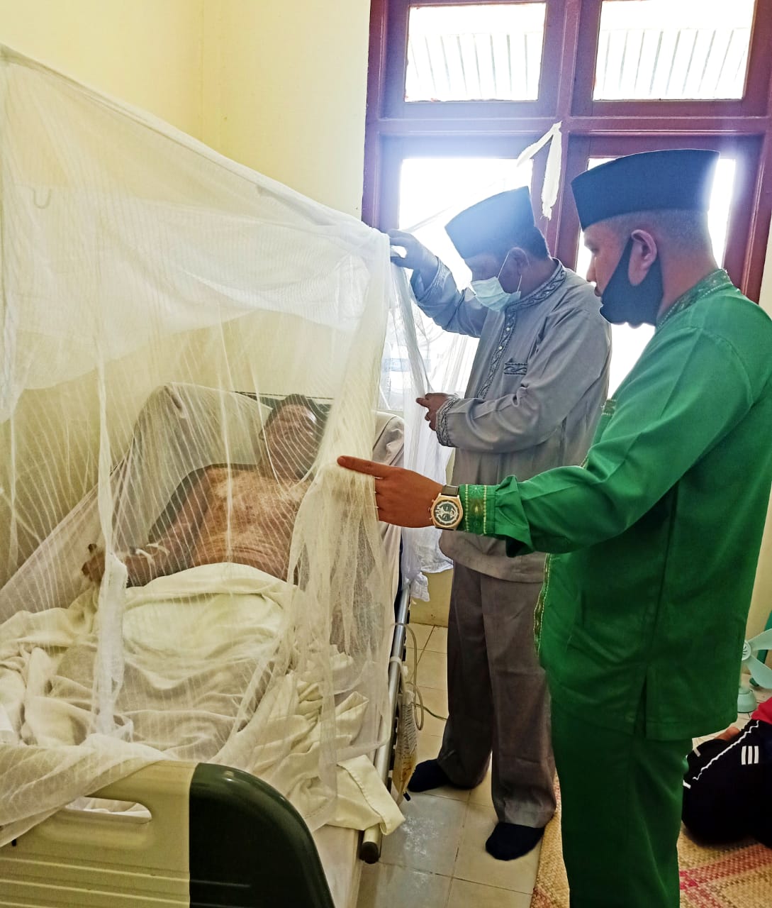 DPD NasDem Inhil Bantu Mujiono Korban Luka Bakar