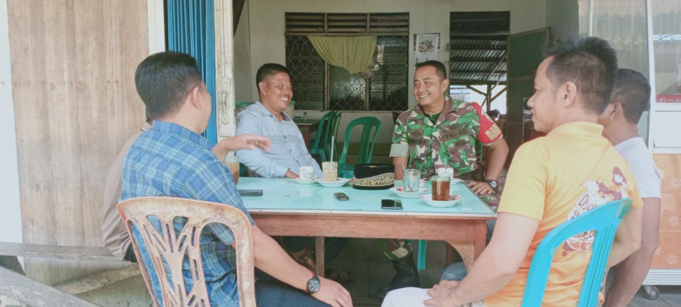 Babinsa Koramil 05/Gas Serda Guntur Komsos Bersama Masyarakat di Desa Binaan