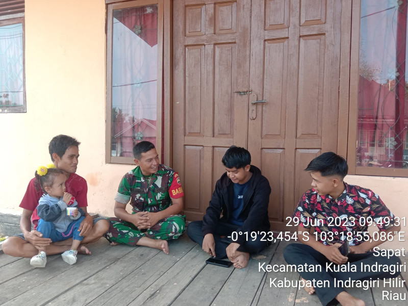 Duduk Santai, Babinsa Koramil 04/Kuindra Terus Berikan Pemahaman Kepada Warga