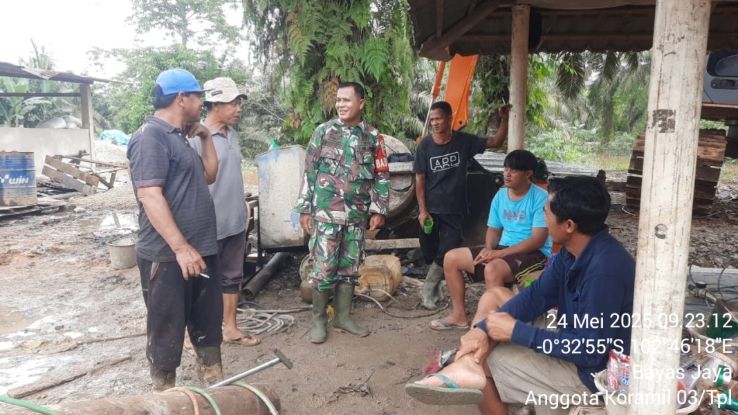 Babinsa Koramil 03/Tpl Serma Damrianto Jalin Kemanunggalan dengan Masyarakat Desa Bayas
