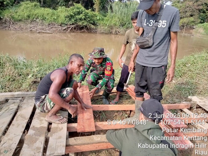 Babinsa Kopda Aldi Spt Laksanakan Komsos dan Goro untuk Meningkatkan Hubungan dengan Masyarakat