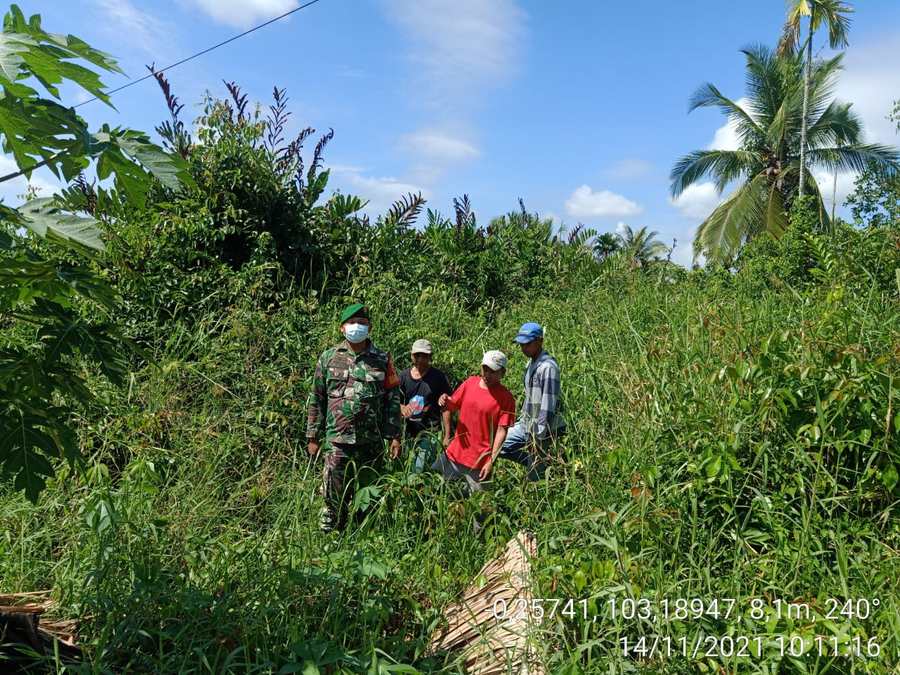 Bersama Warga, Babinsa Koramil 12/Batang Tuaka Agresif Patroli Karhutla di Kuala Sebatu 