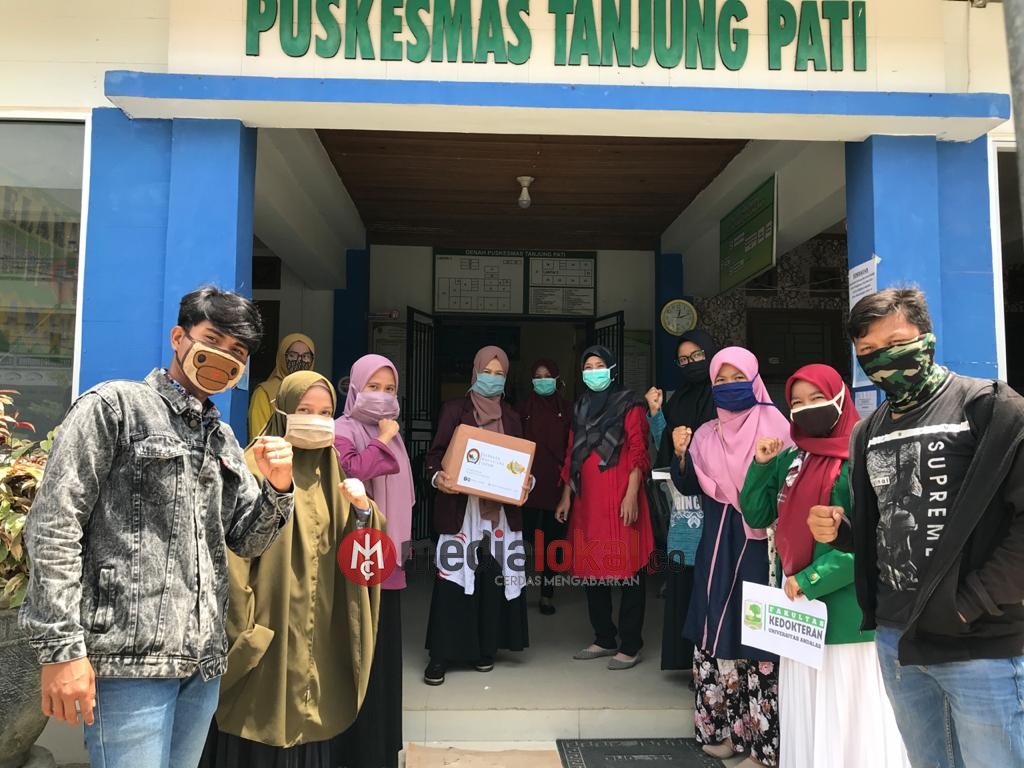 GEMA Taram Donasikan Face Shield Karya Sendiri untuk Tenaga Medis di Lima Puluh Kota