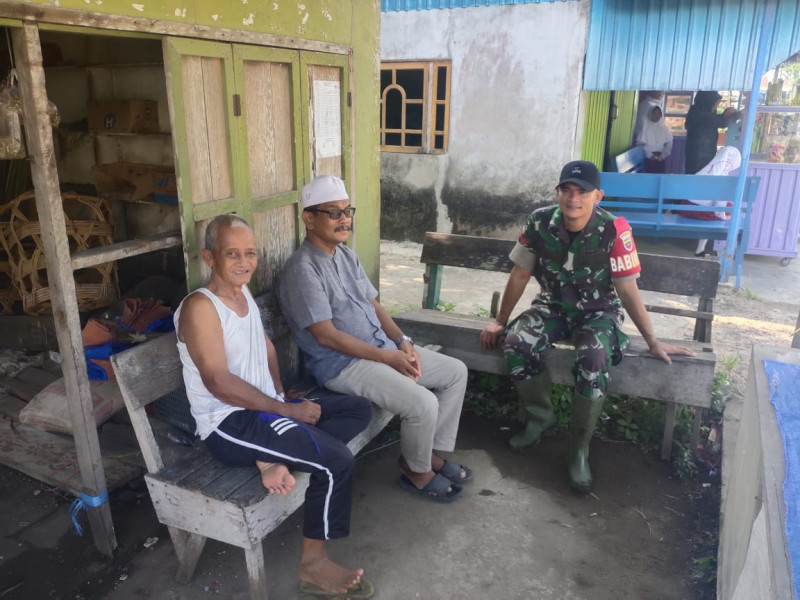 Melalui Komsos, Babinsa 03/Tpl Bersama Ketua RT Ajak Warga Tingkatkan Keamanan Lingkungan