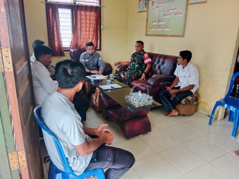 Babinsa Koramil 09/Kmg Laksanakan Komsos Dengan Aparat Desa Guna Jalin Silaturahmi