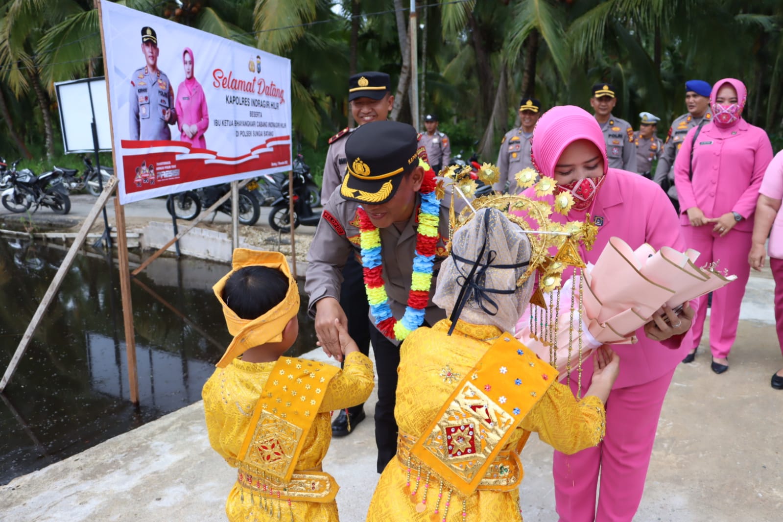 Kapolres Inhil Bersama Ketua Bhayangkari Cabang Inhil Lakukan Kunjungan Kerja Ke Polsek Sungai Batang