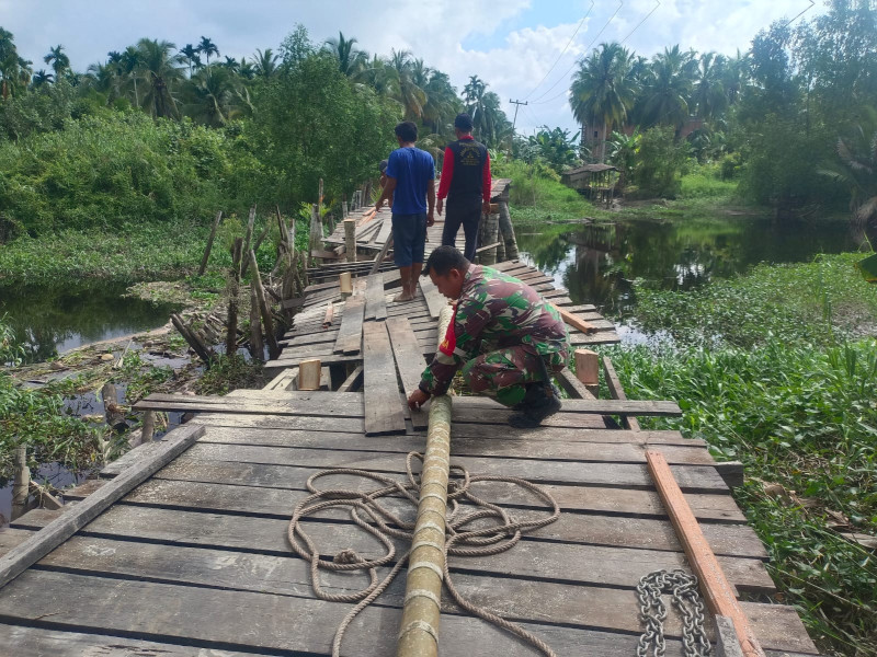 Babinsa Koramil 09/Kemuning Giat Goro Untuk Perbaiki Jembatan Kayu