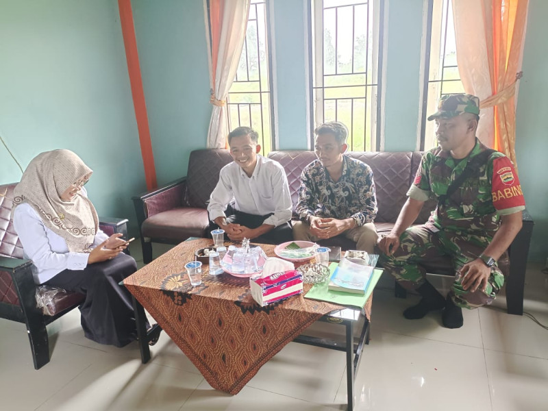 Sambangi Kantor Desa, Babinsa 03/Tpl Tingkatkan Sinergitas Dengan Perangkat Desa di Wilayah Binaan
