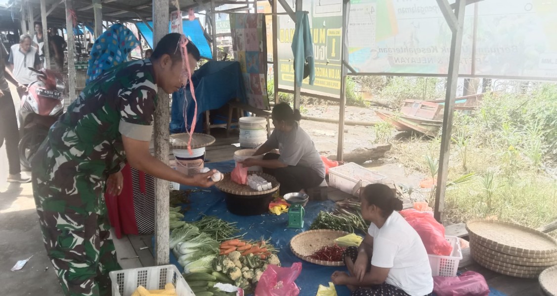 Babinsa Koramil 04/Kuindra Lakukan Komsos dengan Masyarakat di Desa Perigi Raja