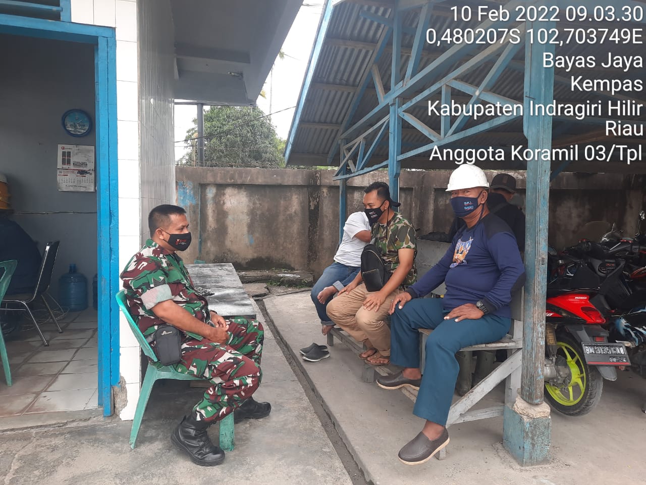 Babinsa Koramil 03/Tempuling Melaksanakan Komsos dengan Satpam PT. Asi Desa Bayas Jaya