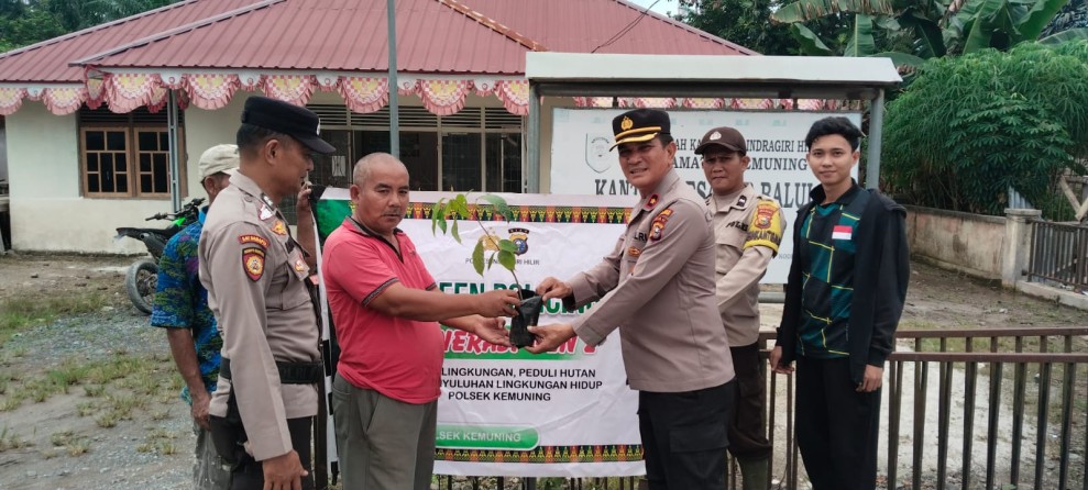 Bibit Ketapang Sejuta Makna, Polsek Kemuning Rawat Kepercayaan Lewat Lingkungan