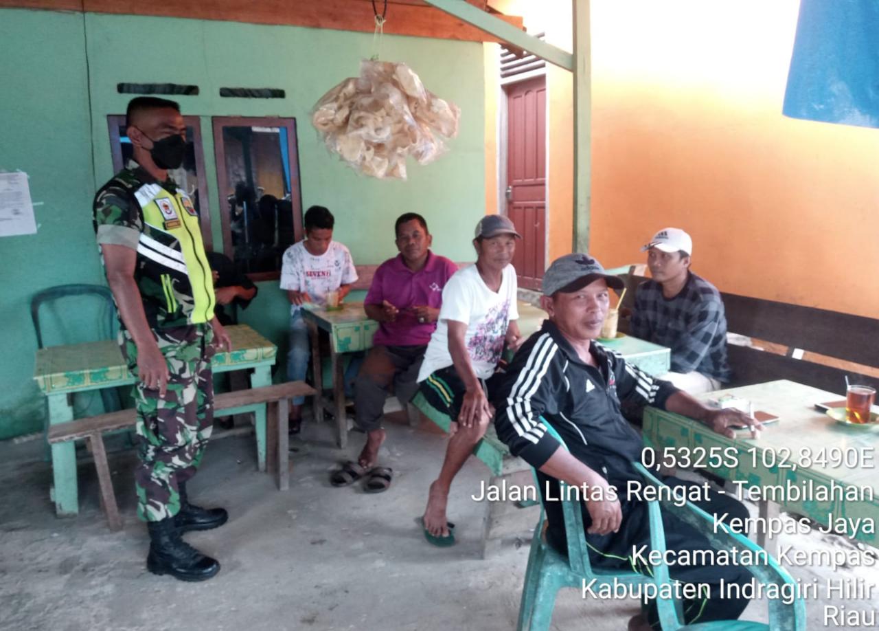 Komsos Dengan Warga, Babinsa Koramil 03/Tempuling juga Rutin Pantau Wilayah Binaan