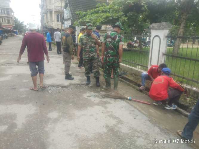 Jumat Bersih, Danramil 07/Reteh Laksanakan Goro Di Sekitaran Mesjid
