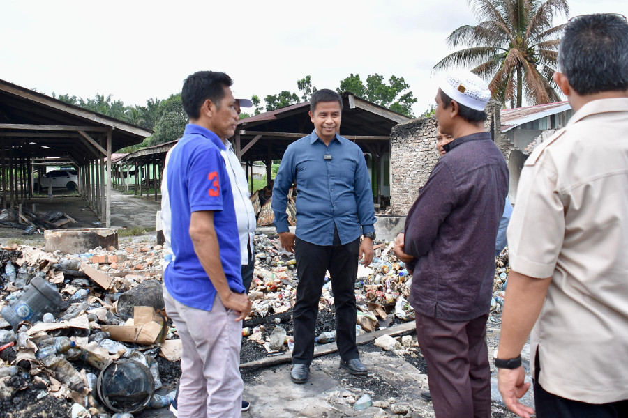 Peduli Antar Sesama, Pj Sekda Kampar Serahkan Bantuan Kebakaran