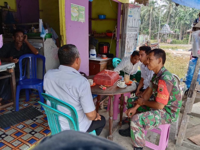 Komsos di Desa Pasenggerahan, Babinsa Koramil 07/Reteh Ajak Masyarakat Peduli Terhadap Lingkungan