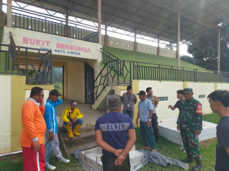 Babinsa Koramil 09/Kemuning Dekat dengan Masyarakat dalam Berbagai Situasi