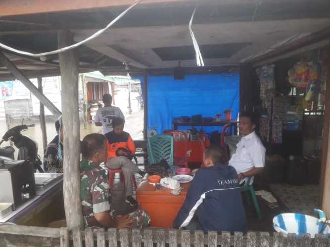 Babinsa Koramil 04/Kuindra Tanamkan Jiwa Kepedulian Bersama Warga