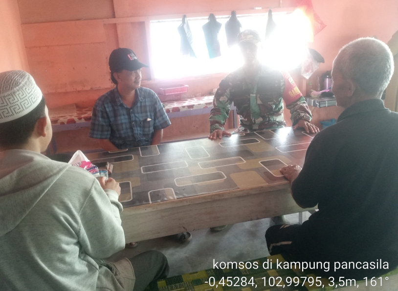 Lakukan Komsos, Babinsa 03/Tpl Serka Hendra Putra Sambangi Ketua RT dan Tomas