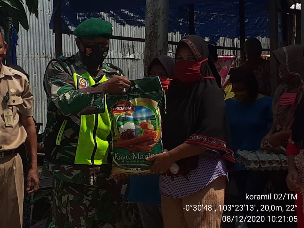 Sertu P Siregar Kembali Dampingi Penyaluran PKH di Desa Tanah Merah