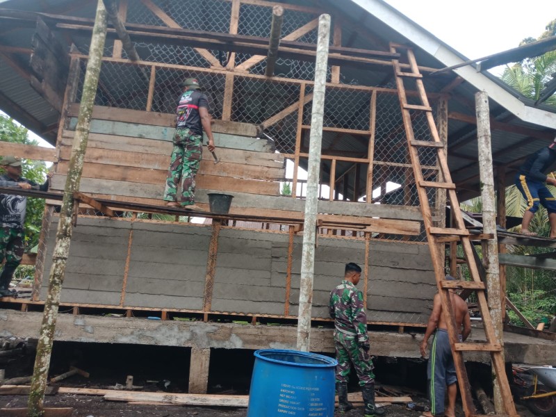 RTLH Tahap Plester Dinding, Satgas TMMD Kodim 0314/Inhil Kebut Rumah Bapak Sugito