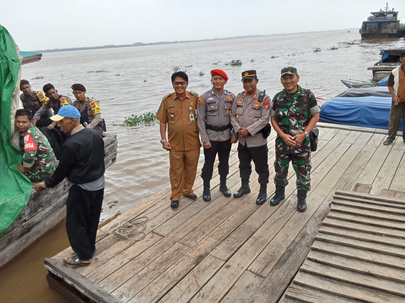 Pengawalan Pendistribusian Logistik, Forkopincam Kuindra Bersama Personel Babinsa Serta Kepolisian Turun Untuk Mendampingi Pengamanan Pemilu