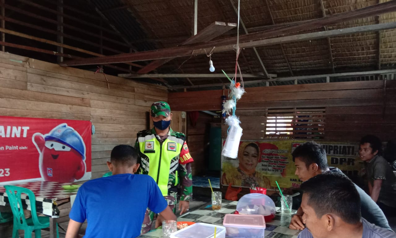 Datangi Warga yang Sedang Ngopi, Babinsa 04/Kuindra Sampaikan Protokol Kesehatan